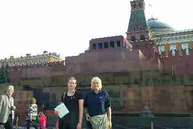 davanti al mausoleo di
Lenin - a questa immagine è
collegata l'immagine ingrandita