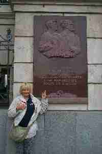 davanti alla sede del
comitato rivoluzionario - a questa immagine è collegata l'immagine ingrandita