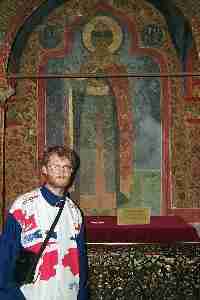 Michal davanti al
ritratto del principe Nevskij - a questa immagine è collegata l'immagine ingrandita